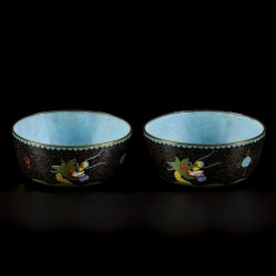Een set van (2) cloisonné kommen gedecoreerd met draken, China, eind 19e eeuw.