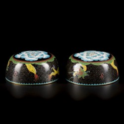 Een set van (2) cloisonné kommen gedecoreerd met draken, China, eind 19e eeuw.