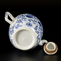 Een porseleinen theepot met decor van karpers, China, 19e eeuw.