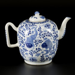 Een porseleinen theepot met decor van karpers, China, 19e eeuw.