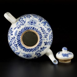 Een porseleinen theepot met decor van karpers, China, 19e eeuw.