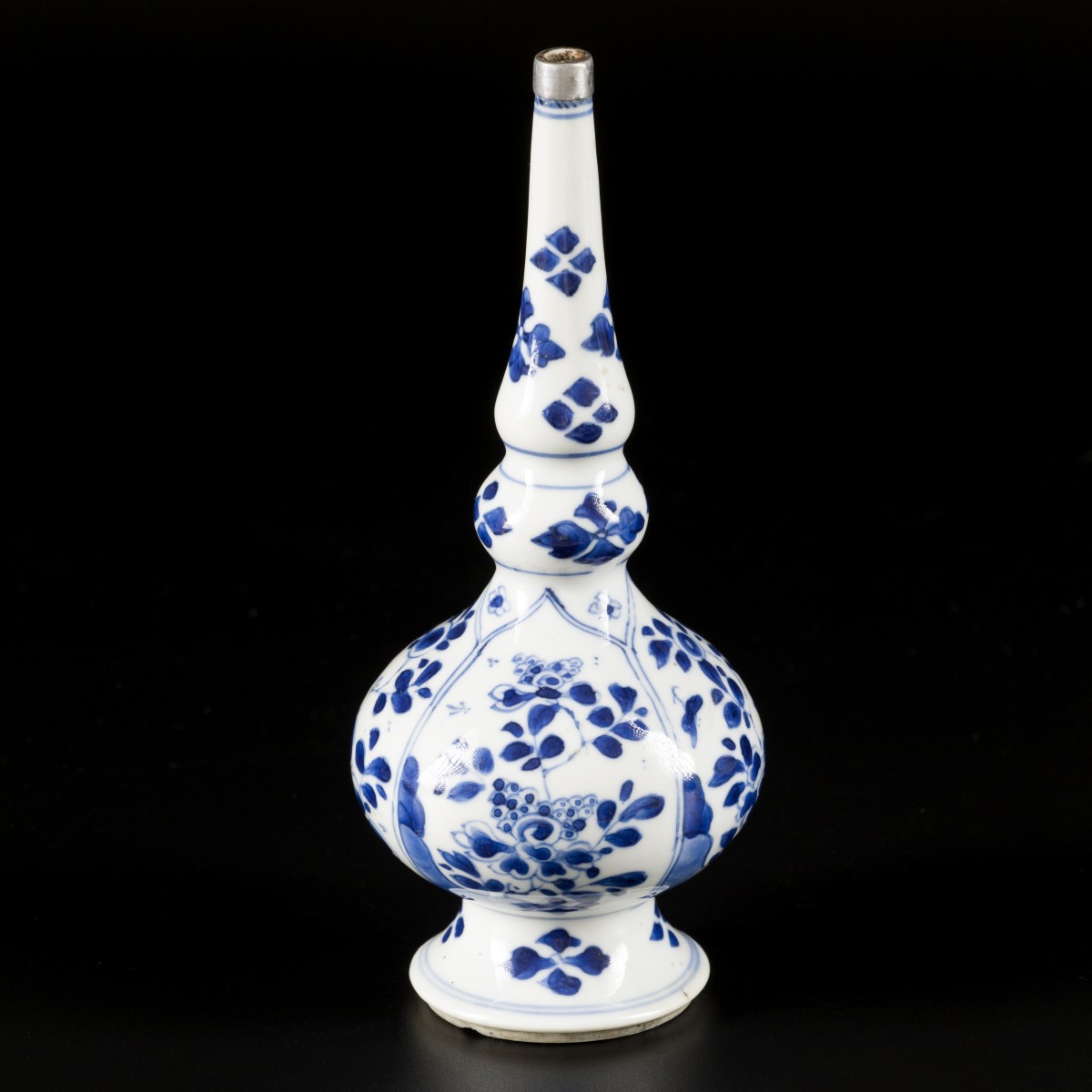 Een porseleinen sprinkler met floraal decor in vakverdeling, China, Kangxi.