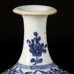 Een porseleinen kendi met floraal decor, China, 18e eeuw.