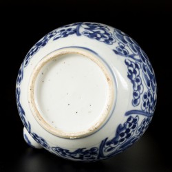 Een porseleinen kendi met floraal decor, China, 18e eeuw.