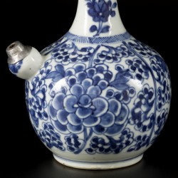 Een porseleinen kendi met floraal decor, China, 18e eeuw.