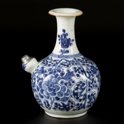 Een porseleinen kendi met floraal decor, China, 18e eeuw.