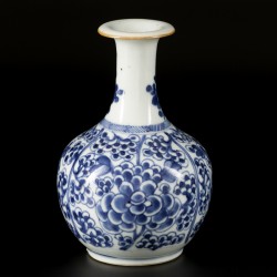 Een porseleinen kendi met floraal decor, China, 18e eeuw.