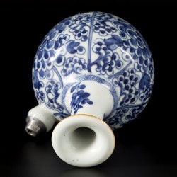Een porseleinen kendi met floraal decor, China, 18e eeuw.