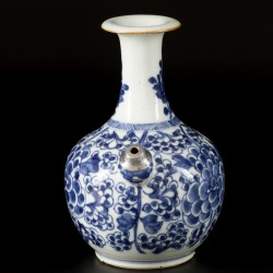 Een porseleinen kendi met floraal decor, China, 18e eeuw.