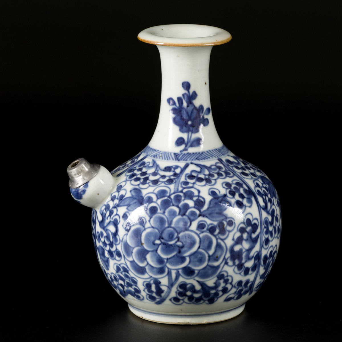 Een porseleinen kendi met floraal decor, China, 18e eeuw.