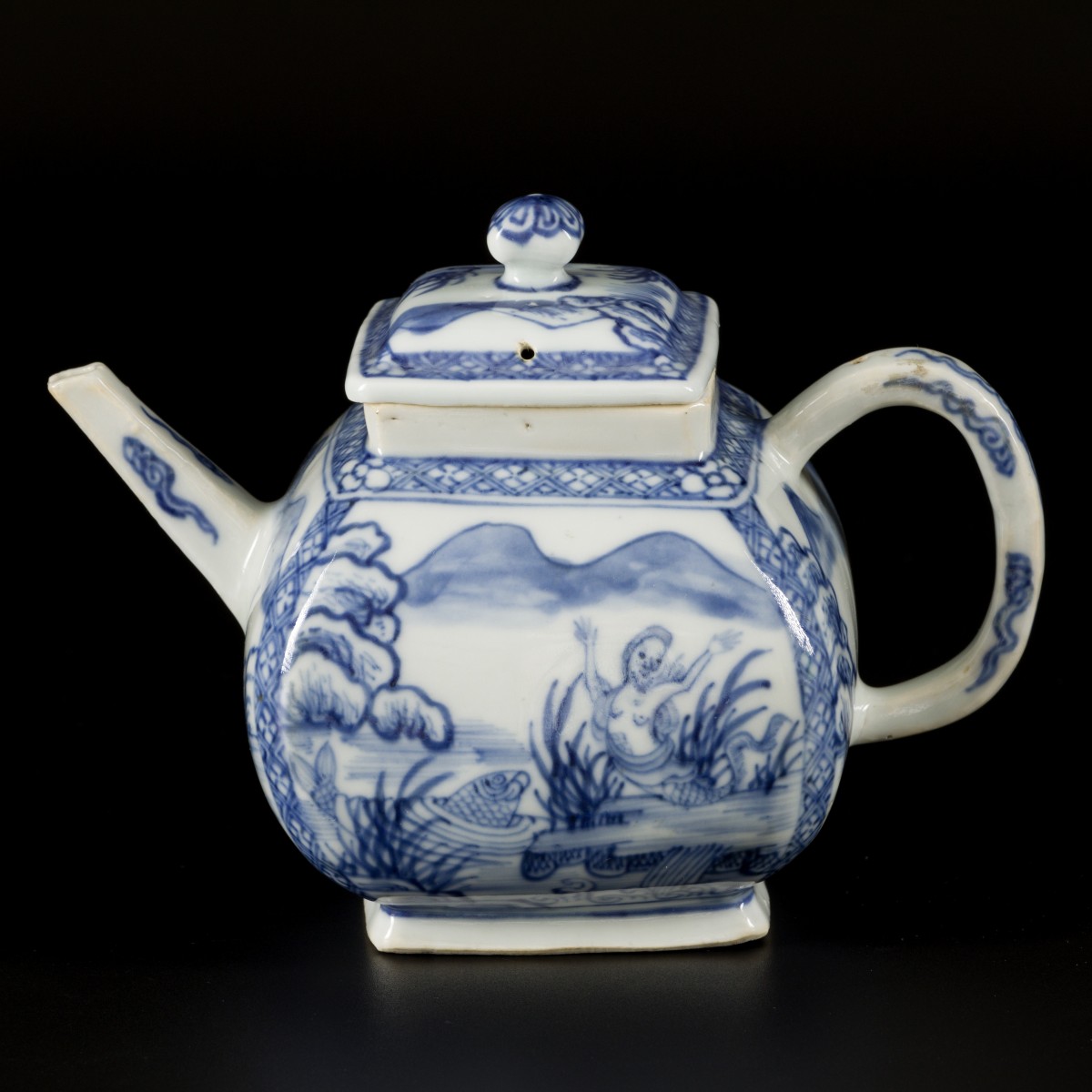 Een porseleinen theepot met decor van een zeemeermin en karper in een meer, China, 18e eeuw.