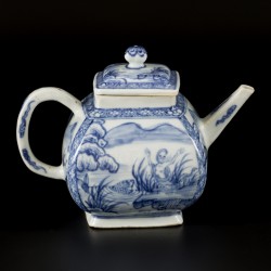 Een porseleinen theepot met decor van een zeemeermin en karper in een meer, China, 18e eeuw.