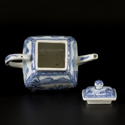 Een porseleinen theepot met decor van een zeemeermin en karper in een meer, China, 18e eeuw.