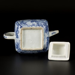 Een porseleinen theepot met decor van een zeemeermin en karper in een meer, China, 18e eeuw.