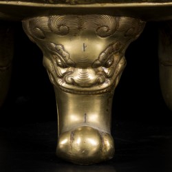 Een bronzen koro gedecoreerd met bloemen en dieren, op de deksel en op de zijkanten een foo-dog en de poten drakenkoppen, China, 19e eeuw.