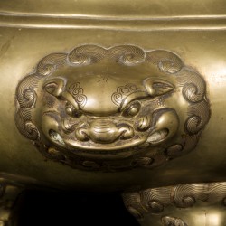 Een bronzen koro gedecoreerd met bloemen en dieren, op de deksel en op de zijkanten een foo-dog en de poten drakenkoppen, China, 19e eeuw.