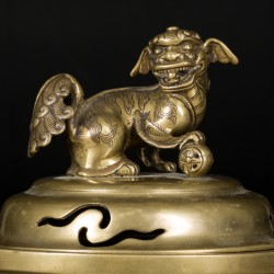 Een bronzen koro gedecoreerd met bloemen en dieren, op de deksel en op de zijkanten een foo-dog en de poten drakenkoppen, China, 19e eeuw.