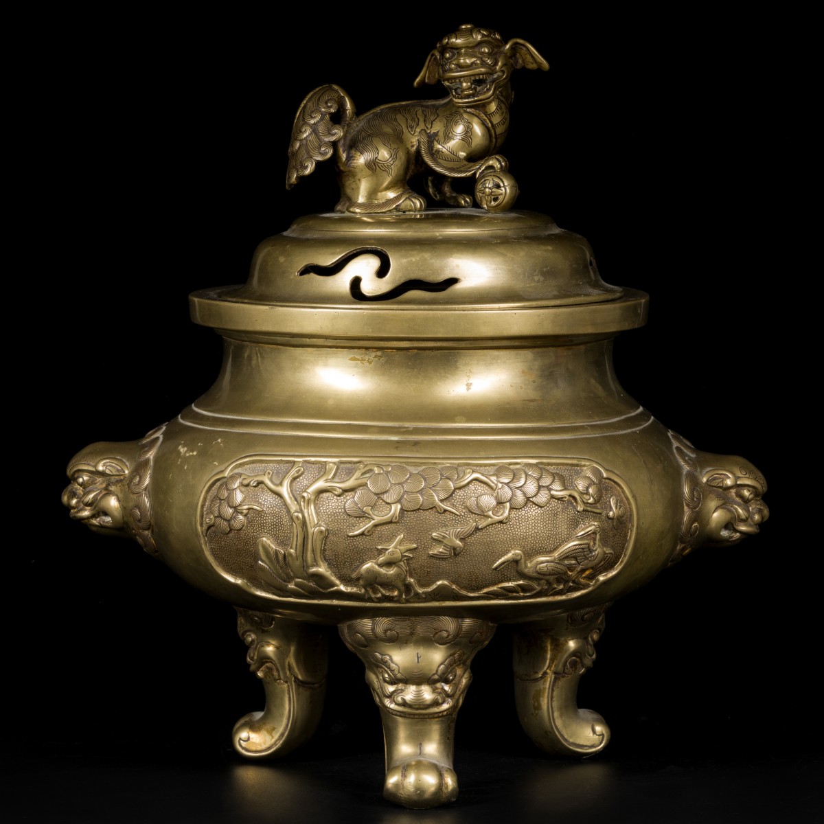 Een bronzen koro gedecoreerd met bloemen en dieren, op de deksel en op de zijkanten een foo-dog en de poten drakenkoppen, China, 19e eeuw.