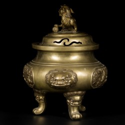 Een bronzen koro gedecoreerd met bloemen en dieren, op de deksel en op de zijkanten een foo-dog en de poten drakenkoppen, China, 19e eeuw.