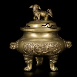 Een bronzen koro gedecoreerd met bloemen en dieren, op de deksel en op de zijkanten een foo-dog en de poten drakenkoppen, China, 19e eeuw.