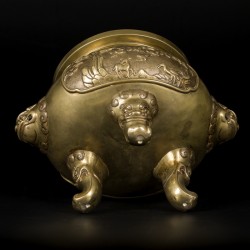 Een bronzen koro gedecoreerd met bloemen en dieren, op de deksel en op de zijkanten een foo-dog en de poten drakenkoppen, China, 19e eeuw.