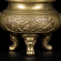 Een bronzen koro gedecoreerd met bloemen en dieren, op de deksel en op de zijkanten een foo-dog en de poten drakenkoppen, China, 19e eeuw.