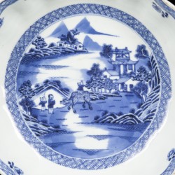 Een porseleinen diepe kom, voorstelling van landschap met karbouw en figuren, China, 18e eeuw.