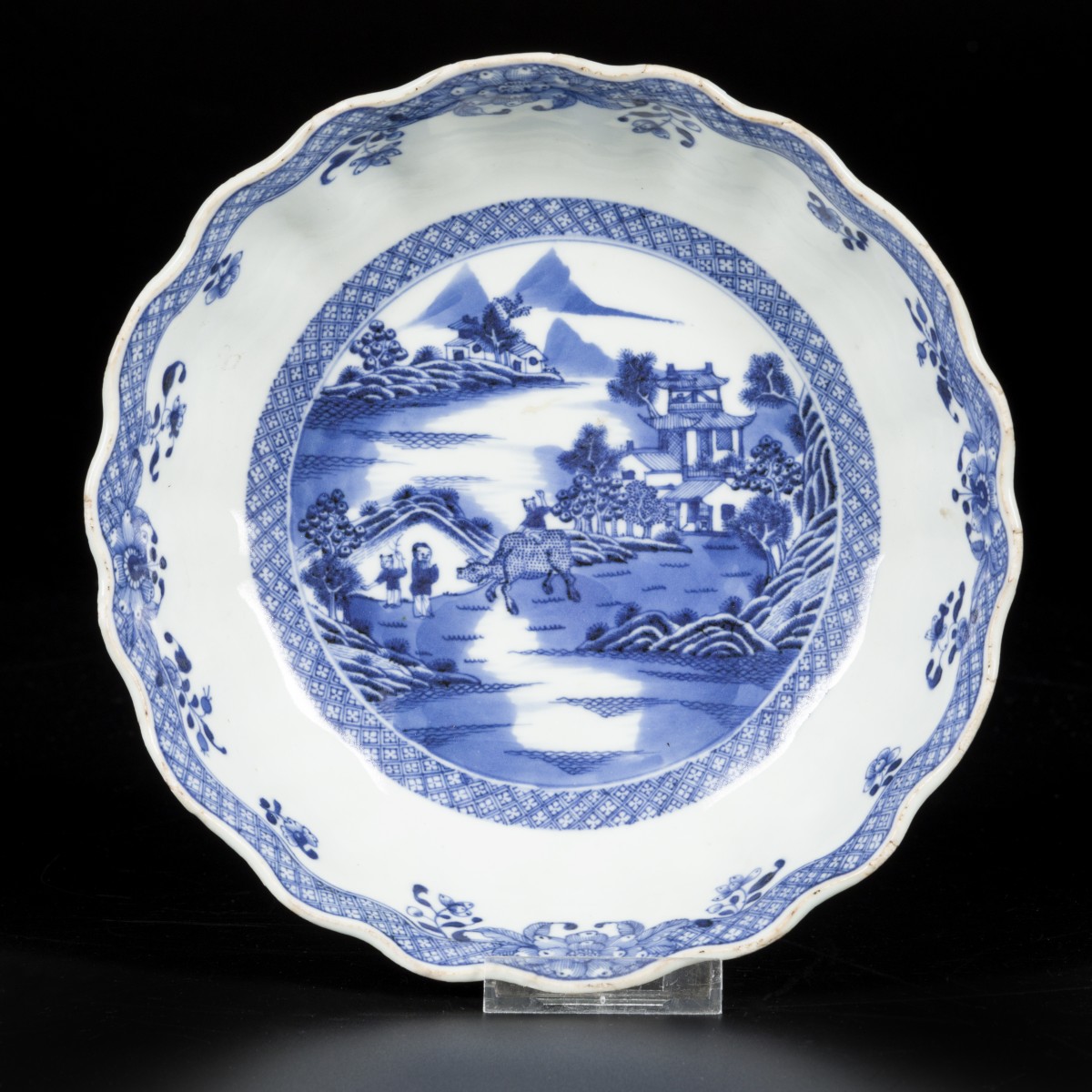 Een porseleinen diepe kom, voorstelling van landschap met karbouw en figuren, China, 18e eeuw.