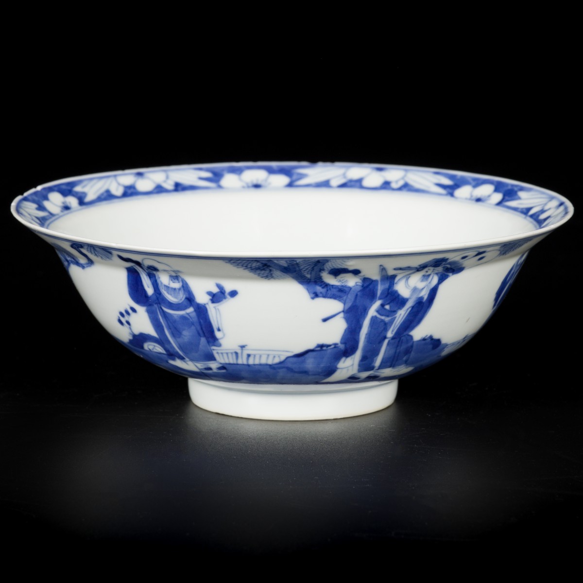 Een porseleinen kom met figuren decor a.d. buitenzijde en rivierlandschap a.d. binnenzijde, China, eind 19e eeuw.