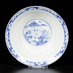 Een porseleinen kom met figuren decor a.d. buitenzijde en rivierlandschap a.d. binnenzijde, China, eind 19e eeuw.