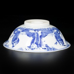 Een porseleinen kom met figuren decor a.d. buitenzijde en rivierlandschap a.d. binnenzijde, China, eind 19e eeuw.