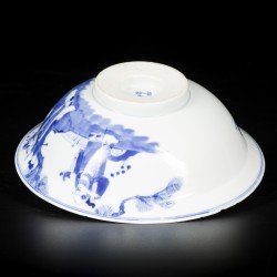 Een porseleinen kom met figuren decor a.d. buitenzijde en rivierlandschap a.d. binnenzijde, China, eind 19e eeuw.