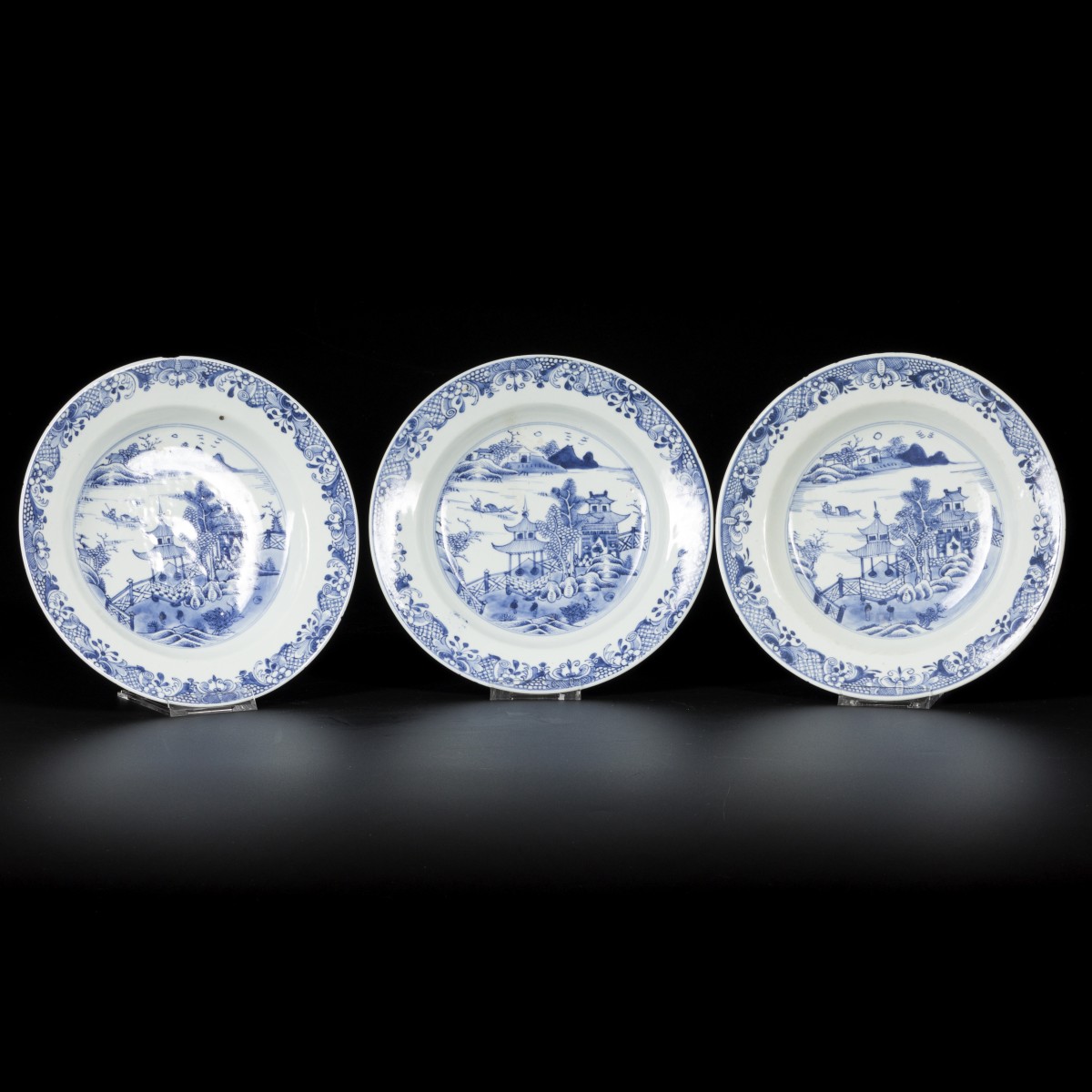 Een set van (3) porseleinen diepe borden met pagode/rivier decor, China, Qianlong, 18e eeuw.