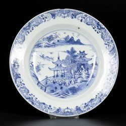 Een set van (3) porseleinen diepe borden met pagode/rivier decor, China, Qianlong, 18e eeuw.