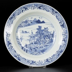 Een set van (3) porseleinen diepe borden met pagode/rivier decor, China, Qianlong, 18e eeuw.