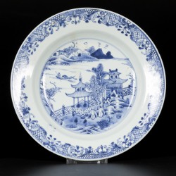 Een set van (3) porseleinen diepe borden met pagode/rivier decor, China, Qianlong, 18e eeuw.
