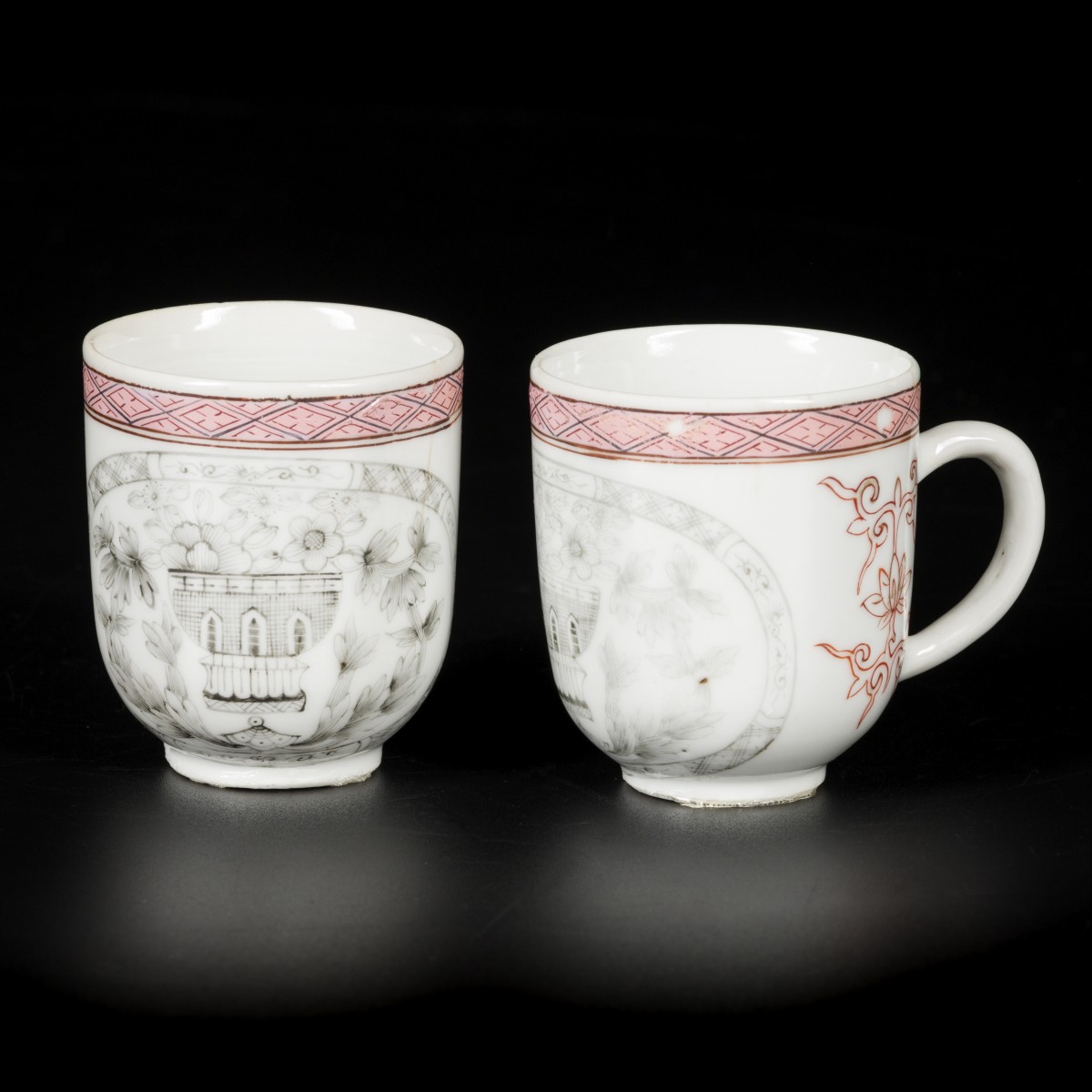 Een lot van (2) porseleinen famille rose koppen met oor, met grisaille Ballon decor, China, 18e eeuw.