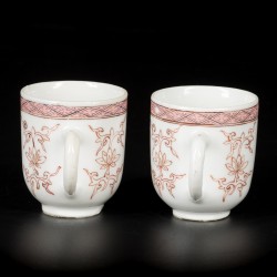 Een lot van (2) porseleinen famille rose koppen met oor, met grisaille Ballon decor, China, 18e eeuw.