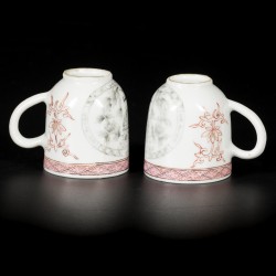 Een lot van (2) porseleinen famille rose koppen met oor, met grisaille Ballon decor, China, 18e eeuw.
