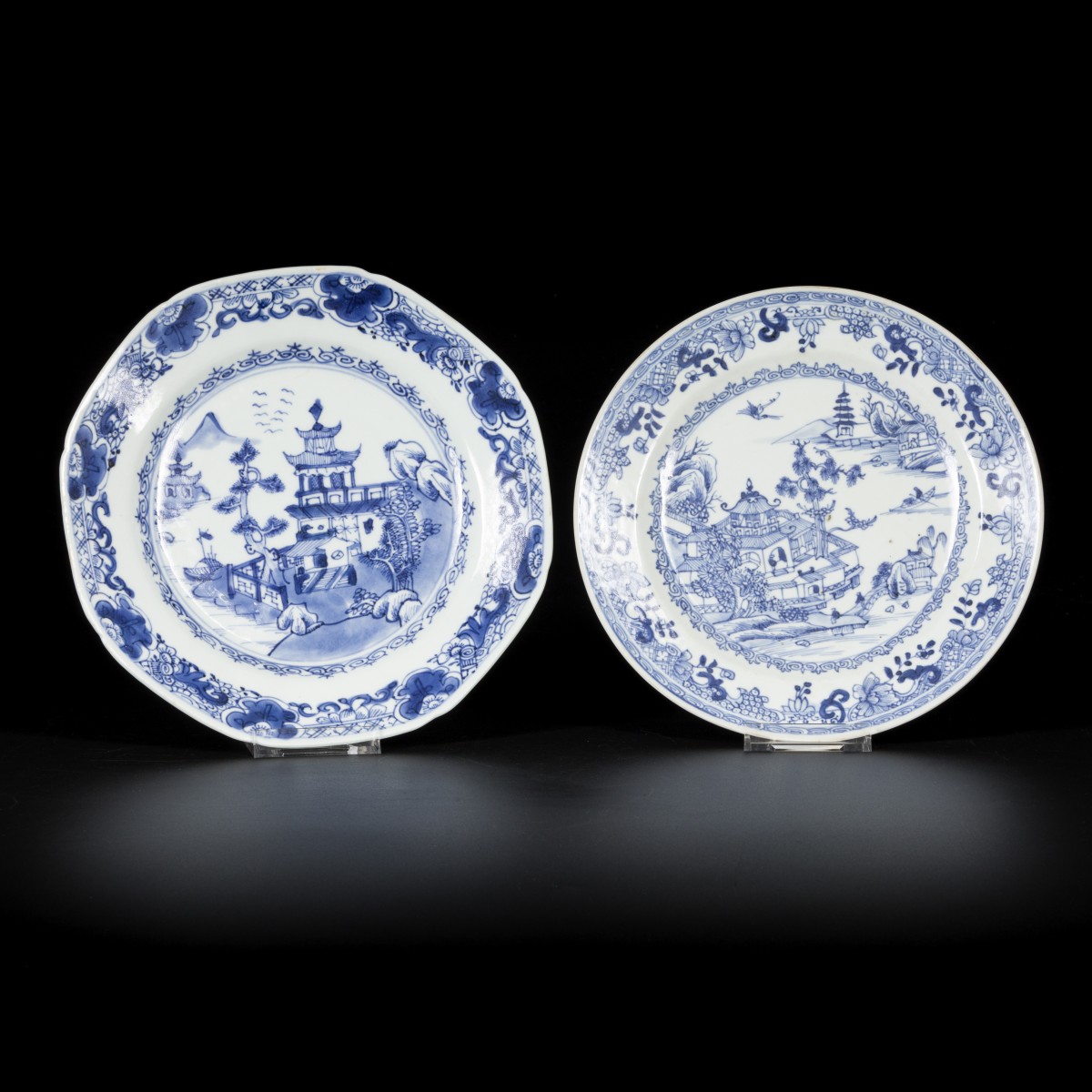 Een lot van (2) porseleinen borden met rivier/pagode decor, China, 18e eeuw.