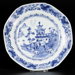 Een lot van (2) porseleinen borden met rivier/pagode decor, China, 18e eeuw.