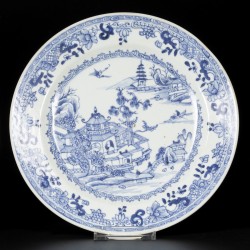 Een lot van (2) porseleinen borden met rivier/pagode decor, China, 18e eeuw.