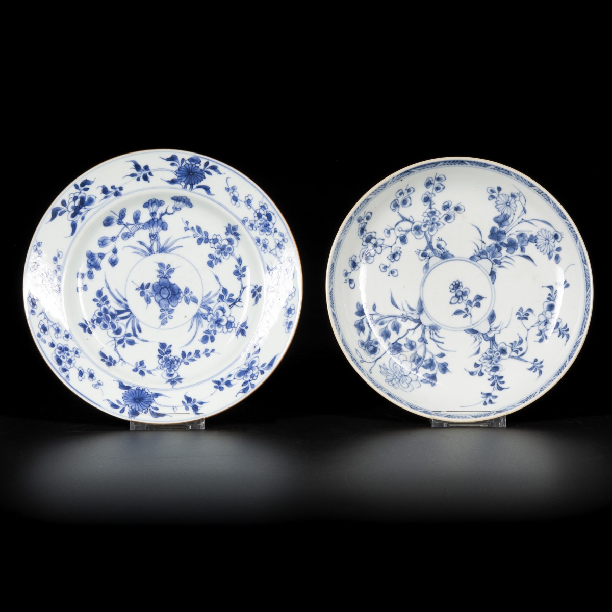 Een lot van (2) porseleinen borden met floraal decor in cirkel, China, 18e eeuw.