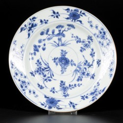 Een lot van (2) porseleinen borden met floraal decor in cirkel, China, 18e eeuw.