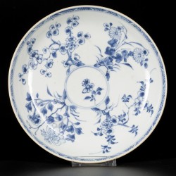 Een lot van (2) porseleinen borden met floraal decor in cirkel, China, 18e eeuw.