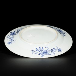 Een porseleinen bord met lotusbladdecor, granaatappeldecor in het midden, China, 18e eeuw.