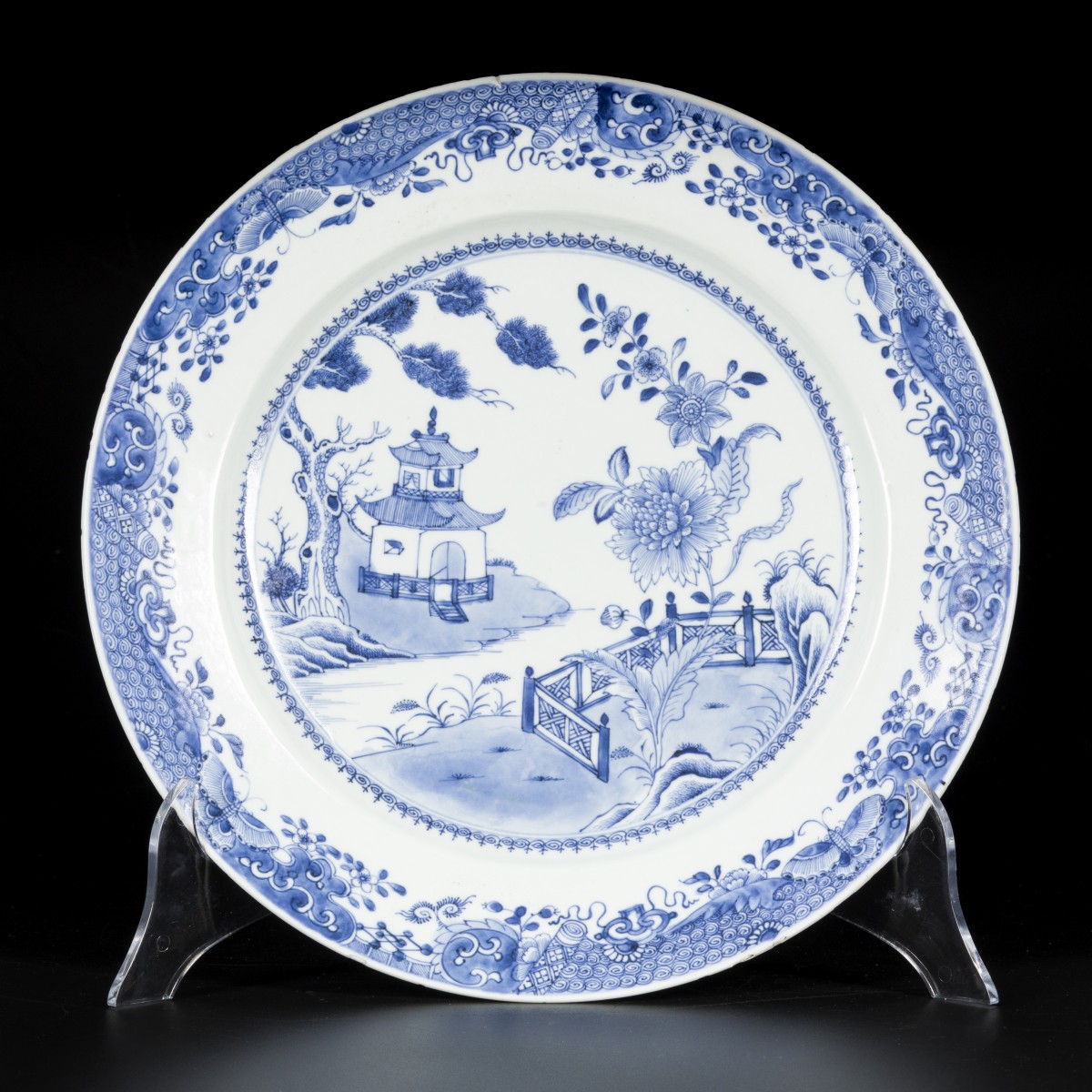 Een porseleinen schotel met pagode/hek decor, China, Qianlong.
