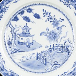 Een porseleinen schotel met pagode/hek decor, China, Qianlong.