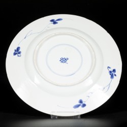 Een porseleinen bord met 4-vaks buitenrand decor, centrum floraal met vogel, China, Kangxi.