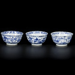 Een set van (5) porseleinen kommetjes met landschaps- en florale perken decor, China, Kangxi.